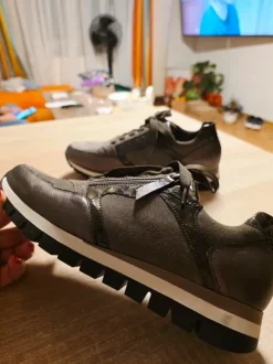 Gabor Comfort Damen-Sneaker, Modell 56.438.40 in der Farbe „Gris Foncé“ (Dunkelgrau).