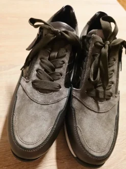 Gabor Comfort Damen-Sneaker, Modell 56.438.40 in der Farbe „Gris Foncé“ (Dunkelgrau).