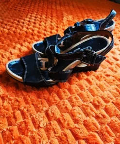 Gabor-Damensandalen, die üblicherweise als bequeme Freizeitschuhe aus Leder beschrieben werden.