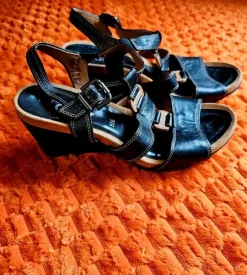 Gabor-Damensandalen, die üblicherweise als bequeme Freizeitschuhe aus Leder beschrieben werden.