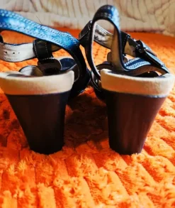 Gabor-Damensandalen, die üblicherweise als bequeme Freizeitschuhe aus Leder beschrieben werden.