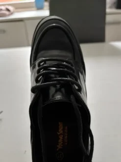 Ganz neue schwarze Schuhe
