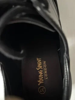 Ganz neue schwarze Schuhe