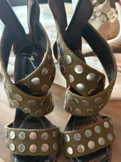 Giuseppe Zanotti High Heel studded oliv