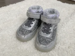 Glitzernde High-Top Sneaker in Silber/Grau