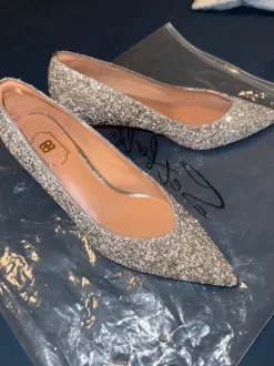 glitzernde Spitzpumps