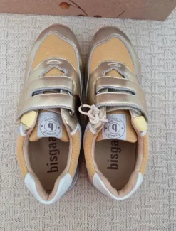 Gouden leren sneakers met klittenband van Bisgaard, maat 34
