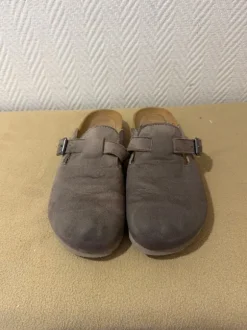 Graue Clogs / Pantoletten