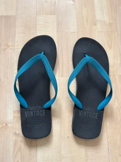 Graue Flip Flops