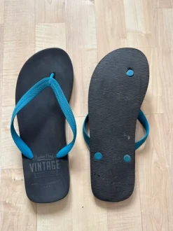 Graue Flip Flops