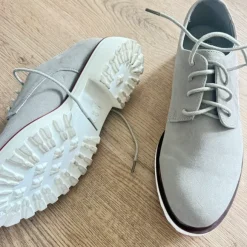 Graue Halbschuhe