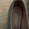 Graue Lackschuhe
