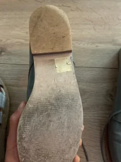 Graue Lackschuhe