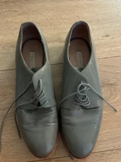 Graue Lackschuhe