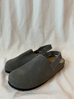 graue veloursleder clogs
