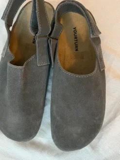 graue veloursleder clogs