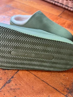 Grüne Clogs Hausschuhe