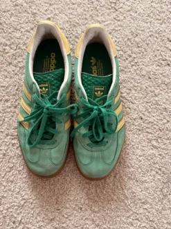 Grün/Gelbe Adidas Gazelle