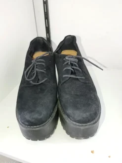 Grobe hohe Schuhe im Gothic - Stil