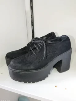 Grobe hohe Schuhe im Gothic - Stil