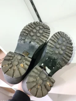 Grobe hohe Schuhe im Gothic - Stil