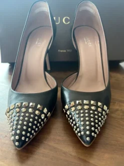 Gucci Pumps schwarz studded Gr. 38