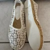 Hallhuber Sommerliche Spitzen-Espadrilles mit Nieten – Weiß / Creme