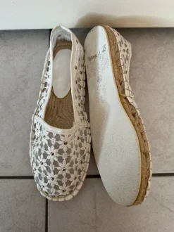 Hallhuber Sommerliche Spitzen-Espadrilles mit Nieten – Weiß / Creme