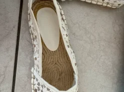 Hallhuber Sommerliche Spitzen-Espadrilles mit Nieten – Weiß / Creme