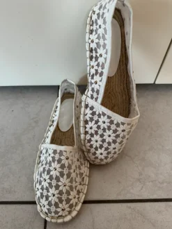 Hallhuber Sommerliche Spitzen-Espadrilles mit Nieten – Weiß / Creme