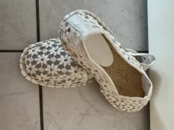 Hallhuber Sommerliche Spitzen-Espadrilles mit Nieten – Weiß / Creme