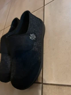 Hausschuh schwarz mit Edelweiß
