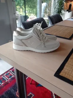 Heel mooie nieuwe sneakers van medicus maat 7 is 40.5