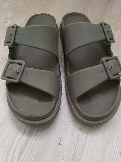 Herren Badesandalen aus Kunststoff in grün