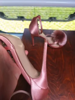 High Heels mit Pompons