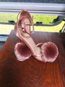 High Heels mit Pompons