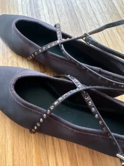 H&M Braune Satin Ballerinas mit Strass