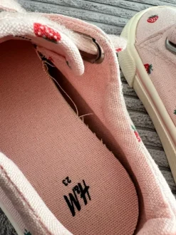 H&M Erdbeere Schuhe Größe 23