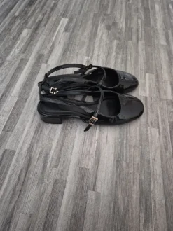 H&M Mary-Jane Ballerinas – Schwarz Lackoptik (Goldene Details)