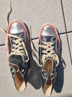 Hohe Sneaker im Converse-Style