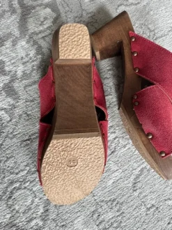 Holzhackenschuhe mit Leder rot
