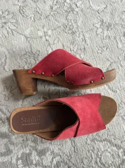 Holzhackenschuhe mit Leder rot