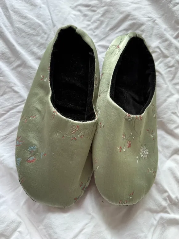 House slippers in floral silk