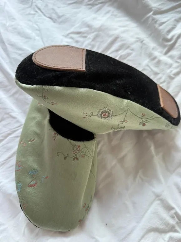 House slippers in floral silk