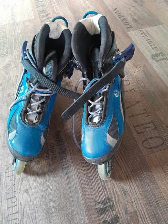 Inlinesakter blau plus Zubehör schwarz