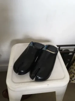 Japanese split toe shoes