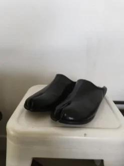 Japanese split toe shoes