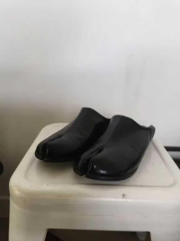 Japanese split toe shoes