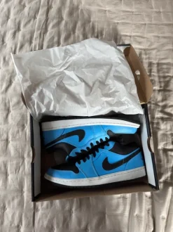 Jordan 1 Low University Blue / Black
