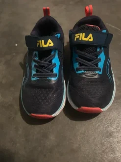 Junge Schuhe